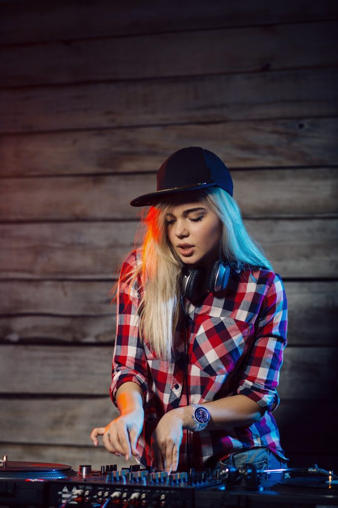 Tu evento en el Cooper 2 Cooper Club - Pub en Burgos - cute dj woman having fun playing music at club party 1